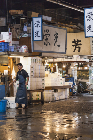 TOKYO - MAY 11: Shoppers visit Tsukiji Fish Market on May 11, 2014 in Tokyo. It is the biggest wholesale fish and seafood market in the world.のeditorial素材