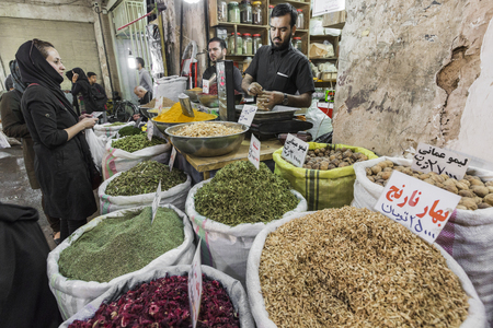 ISFAHAN, IRAN - OCTOBER 06, 2016: Inside spice market at Isfahan Grand Bazaarのeditorial素材