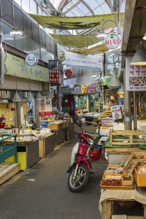 SEOUL - OCTOBER 23, 2016: Tongin Wholesale Market in Seoul, South Korea.のeditorial素材