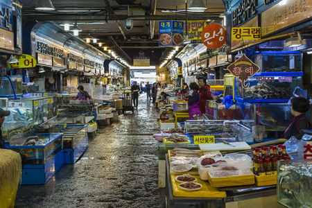 SEOUL - OCTOBER 23, 2016: Vendors selling fish at Garak Market in Seoul, South Koreaのeditorial素材
