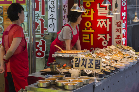 SEOUL - OCTOBER 21, 2016: Traditional food market in Seoul, Korea.のeditorial素材