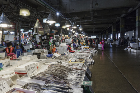 SEOUL - OCTOBER 23, 2016: View of shoppers at Noryangjin Fisheries Wholesale Market The 24 hour market has over 700 stalls selling fresh and dried seafood.のeditorial素材