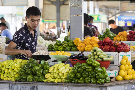 TASHKENT, UZBEKISTAN - AUGUST 22, 2018: People at Chorsu Bazaar in Tashkent, Uzbekistan.のeditorial素材