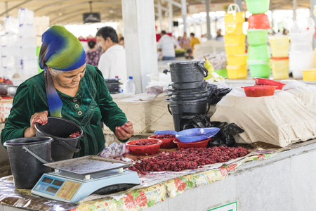 TASHKENT, UZBEKISTAN - AUGUST 22, 2018: People at Chorsu Bazaar in Tashkent, Uzbekistan.のeditorial素材