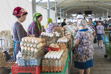TASHKENT, UZBEKISTAN - AUGUST 22, 2018: People at Chorsu Bazaar in Tashkent, Uzbekistan.のeditorial素材
