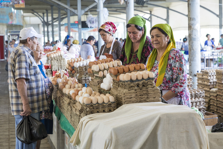 TASHKENT, UZBEKISTAN - AUGUST 22, 2018: People at Chorsu Bazaar in Tashkent, Uzbekistan.のeditorial素材