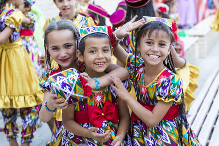 KHIVA, UZBEKISTAN - AUGUST 26, 2018: Folk dancers performs traditional dance at local festivals.のeditorial素材