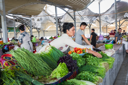 TASHKENT, UZBEKISTAN - AUGUST 22, 2018: People at Chorsu Bazaar in Tashkent, Uzbekistan.のeditorial素材