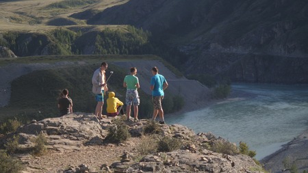Russia, Altay 13 august 2017. Tourist group enjoy beautiful mountain river and good weather on top of the cliffのeditorial素材