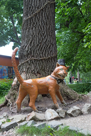 Russia, Penza - June 25, 2017: the statue of the character of Pushkin's fairy tales - the cat scientist on the oakのeditorial素材