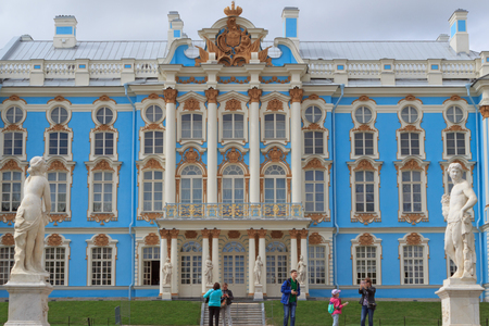 Russia, Saint-Petersburg, Pushkin - may 20, 2017: Tourists on the background of the main entrance of the Grand Catherine Palace in Tsarskoye Selo Pushkinのeditorial素材