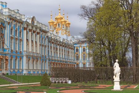 Russia, Saint-Petersburg, Pushkin - may 20, 2017: View to the Catherine Palace and the statue ofのeditorial素材
