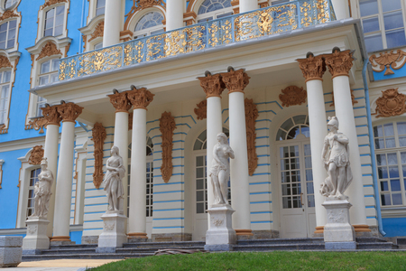 Russia, Saint-Petersburg, Pushkin - may 20, 2017: Facade of Catherine the great's castle in the Catherine Park of Pushkin overlooking the main entrance and statuesのeditorial素材