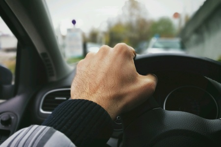 Hand on the wheel driving a carの素材