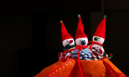 Handmade Christmas figures - Snowmans from painted pinecones - red napkinの写真素材