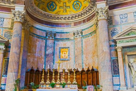 Altar inside of the Pantheon.  Pantheon was one of the greatest temples of ancient Rome and was dedicated to all the Gods.のeditorial素材
