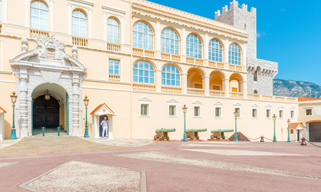 Monaco ville, Monaco - September 5, 2014: Change of royal guards in front of the Princeのeditorial素材