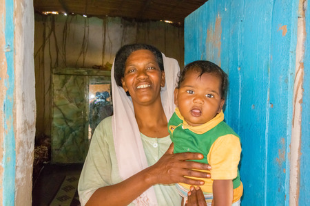Wadi Halfa, Sudan - January 22, 2015: Sudanese woman with a baby posing, in the village near Wadi Halfa.のeditorial素材