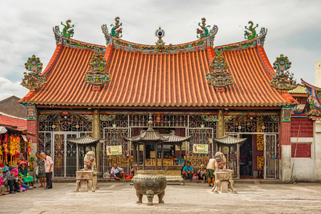 Penang, Malaysia â Dec 8, 2017: People at the entrance to Goddess of Mercy Temple. It is dedicated to Taoist Goddess, Guanyin. Built in 1728 it is Taoist temple in the city of George Town, Malaysia.のeditorial素材