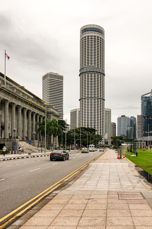 Singapore - January 14, 2018: Tourists and the traffic in front of National Gallery in Singapore and view at the buildings at Raffleâs city in Singapore as seen from St. Andrew's Road.のeditorial素材
