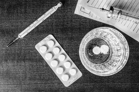 Cure the disease couple of tablets dissolved at a temperature of the glass of water. Focus on the glass of waterの写真素材
