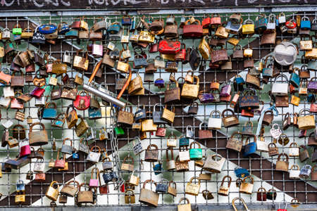 Torun, Poland - August 11, 2021. Padlocks on the observation deck on the Philadelphia Boulevard - Taras widokowy na Bulwarze Filadelfijskimのeditorial素材