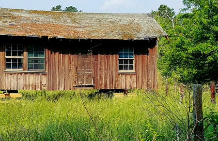 An abandoned old wooden shack out in the country.の素材