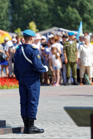 Ulyanovsk, Russia - July 31, 2016: Airborne soldier carries an honor guard at the monument during the celebration of the Airborne Forces Dayのeditorial素材
