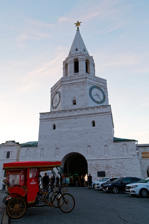 Kazan, Tatarstan, Russia - June 10, 2018. Trishaws wait for tourists near the entrance to the Kazan Kremlin. Evening.のeditorial素材