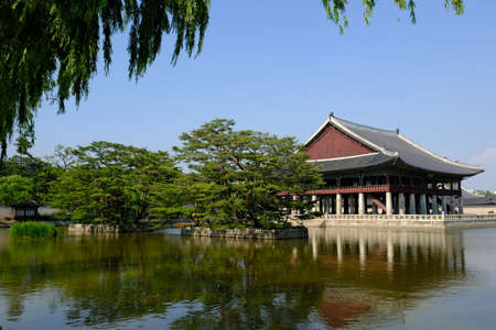 Seoul South Korea - Gyeongbokgung Palace Pond and Gyeonghoeru Pavilionのeditorial素材