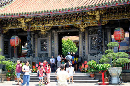 Taipei Taiwan - Lungshan Temple main entrance gateのeditorial素材
