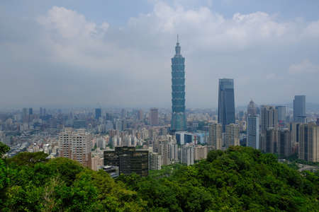 Taipei Taiwan - Panoramic city view from Elephant Mountain with Taipei 101のeditorial素材