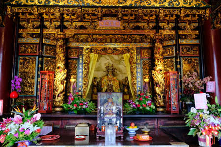 Taipei Taiwan - Dalongdong Baoan Temple statue in main prayer hallのeditorial素材