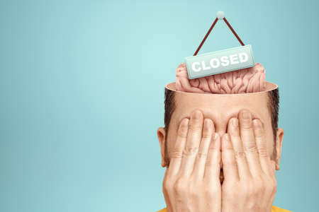 In the man's head, the brain's brain hung a sign closed. Rest concept for the brain, smoke break, fatigue, overwork, sleep, stressの写真素材