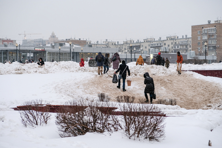 People struggling walking on snow in Moscowのeditorial素材