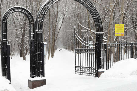 Moscow, Russia. 13th February 2021. A blizzard covered the city. Entrance gate of Terletskiy park in Moscowのeditorial素材