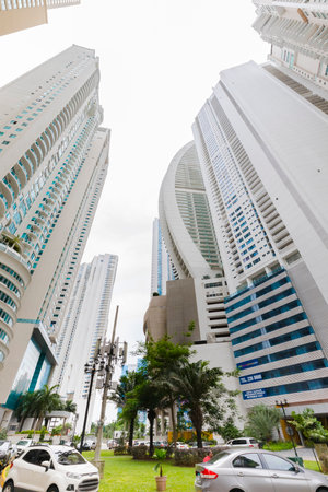 Panama City August 2017: The tip of the paitilla is one of the most exclusive residential areas and on the sundays of August when traffic decreases residents and tourists practice the streets of this jogging and biking area because it is near the sea and のeditorial素材