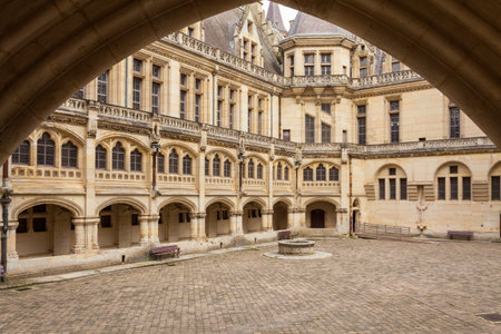 Pierrefond  September 2012 - In September tourists visit this historic castle to admire the luxurious architecture and the amazing panorama. This is the courtyard inside the palace with well arc viewのeditorial素材
