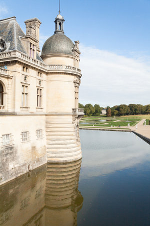 Chantilly September 2012 - In September, many tourists visit the homonymous castle known for hosting paintings of famous painters, a library of thousands of books, gardens and a horse stable. Tower and garden viewのeditorial素材
