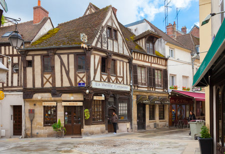 September 2012- In September, visit this old house. In the past, this was the office of the vieille cassine the constructor company that built the bridge over the Oise.のeditorial素材