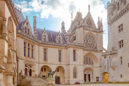 Pierrefond  September 2012 - In September tourists visit this historic castle to admire the luxurious architecture and the amazing panorama. This is the courtyard inside the palace with wellのeditorial素材