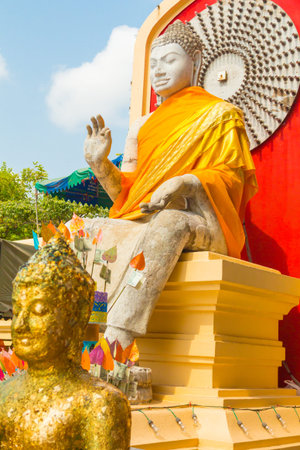 Nakhon Pathom Thailand february 2013 when the days are sunny the temple is crowded with tourists and faithful.のeditorial素材