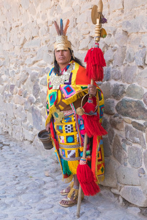 Ollantaytambo Peru September 11 2018  A man with an ancient dress, jewels and accessories using by inca kings before to the Spanish conquestのeditorial素材