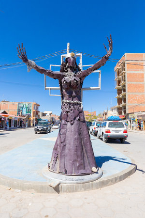 Uyuni Bolivia October 23  This sculpture located in the historic center of Uyuni built with pieces of old trains represents an indigenous woman. Shoot on October 23, 2019のeditorial素材