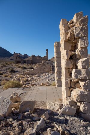 Rhyolite is a ghost town in Nye County, in the U.S. state of Nevada. It is in the Bullfrog Hills, about 120 miles northwest of Las Vegas, near the eastern edge of Death Valley. The town began in early 1905の写真素材