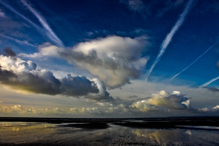 Clouds and con trails 2の写真素材