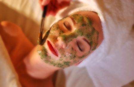 PHOENIX, ARIZONA - NOVEMBER 22: A young woman is receiving a facial treatment in a spa in Phoenix, Arizona on November 22, 2004.  のeditorial素材