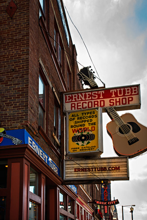NASHVILLE - MARCH 23: Ernest Tubb Record Shop on Lower Broadway Area on March 23, 2014 in Nashville, Tennessee, USA.  Ernest Tubb Record Shop is a Nashville landmark.のeditorial素材