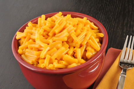 a bowl of macaroni and cheese on a simple settingの写真素材