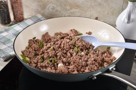 Browned ground beef and onions in a cast iron skilletの写真素材